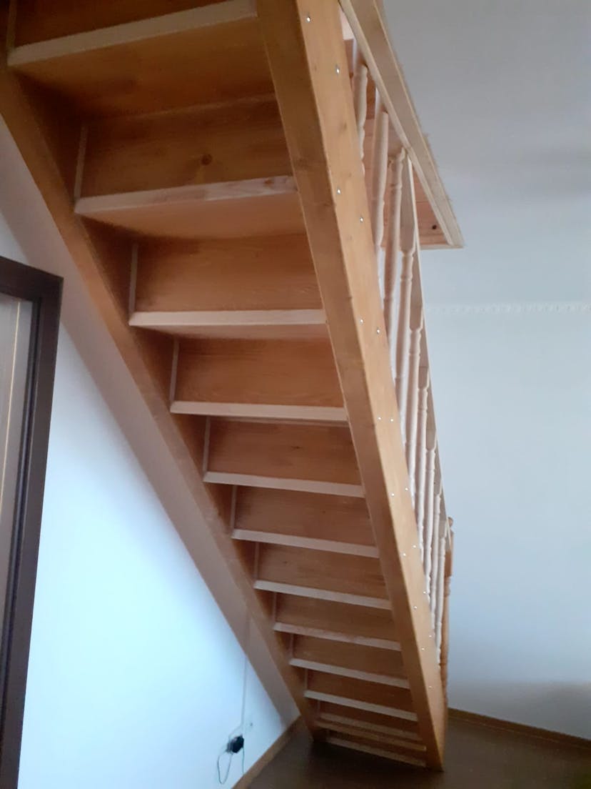 Poza scari din lemn