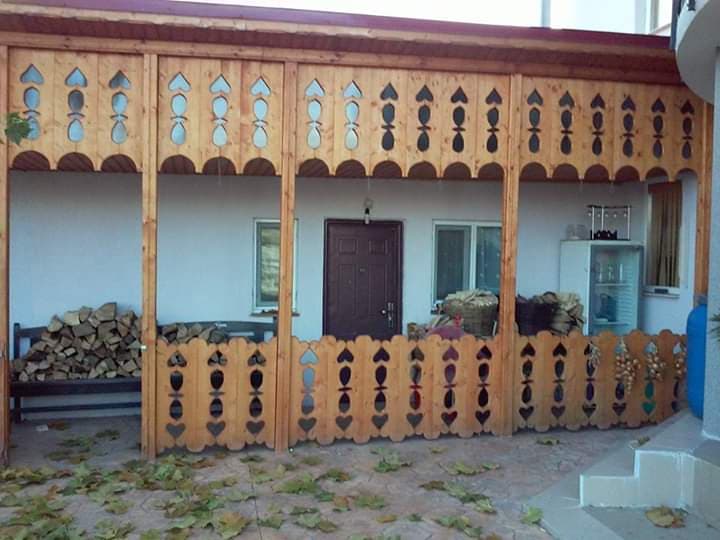 Poza a unei constructii din lemn