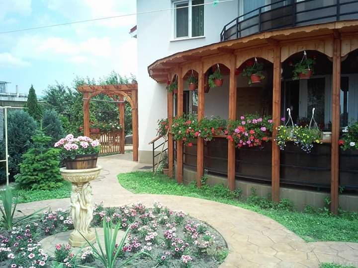 Poza a unei constructii din lemn