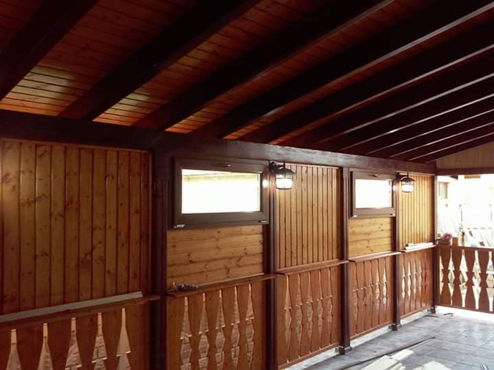 Poza a unei constructii din lemn