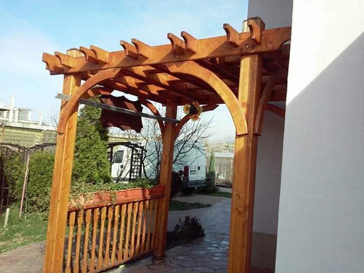 Poza cu un foisor de lemn