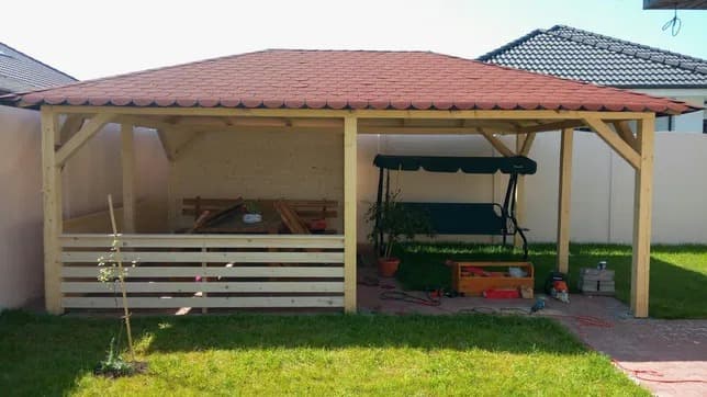 Poza cu un foisor de lemn