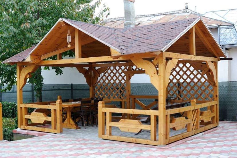 Poza cu un foisor de lemn