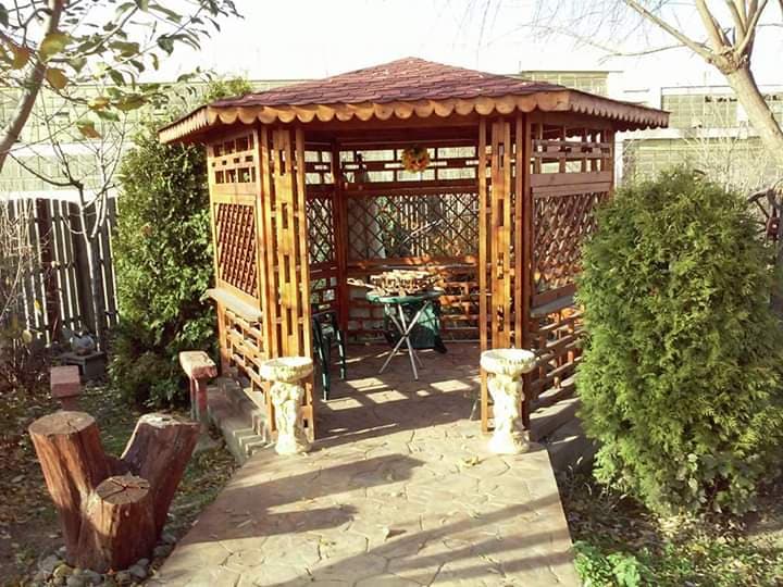 Poza cu un foisor de lemn